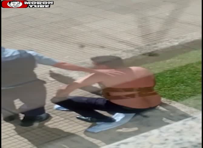 Video :In Brazil, a police officer comforts a bank manager who is afraid about a bomb strapped to his chest